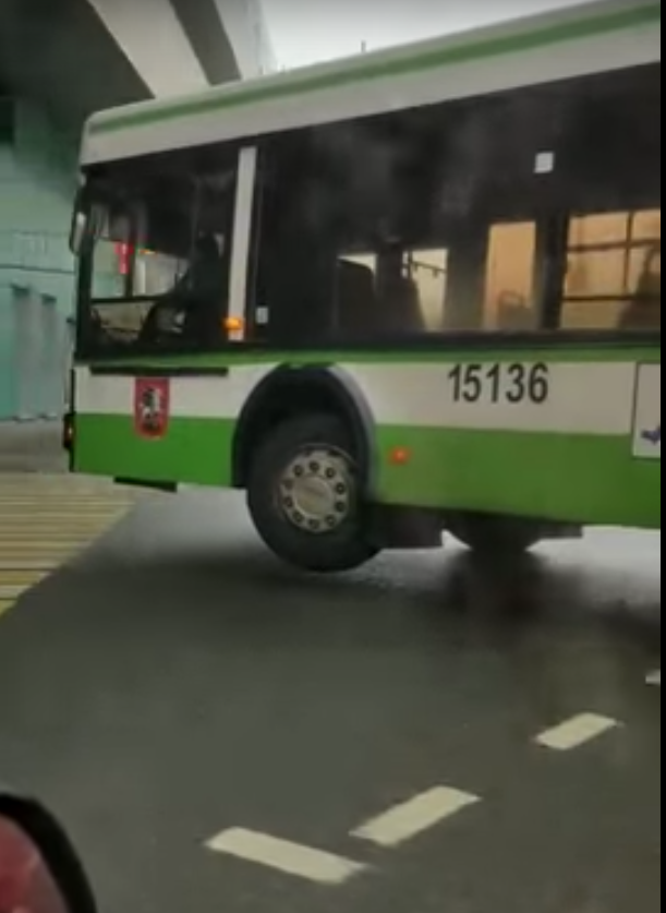 "Он летит, летит!" Автобус, колёса которого не касались дороги, сняли на видео