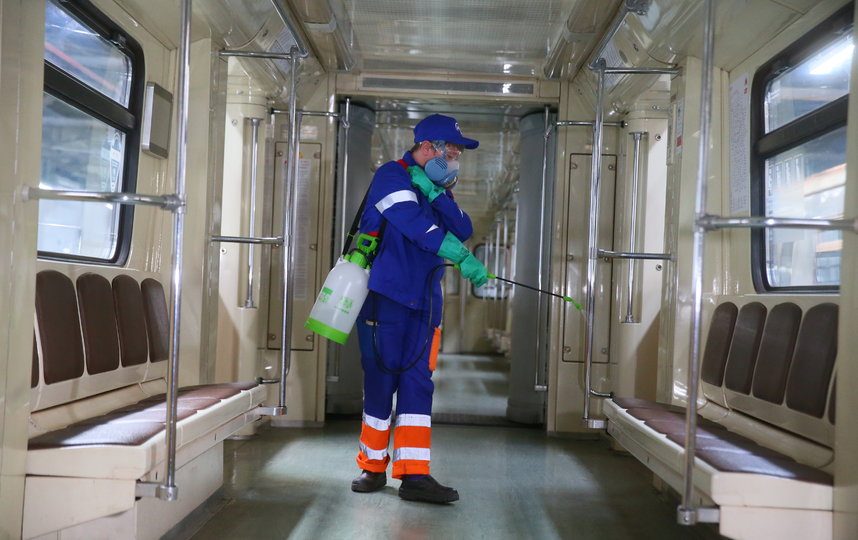 Обработку станций столичного метро проводят раз в два часа. Фото Василий Кузьмичёнок