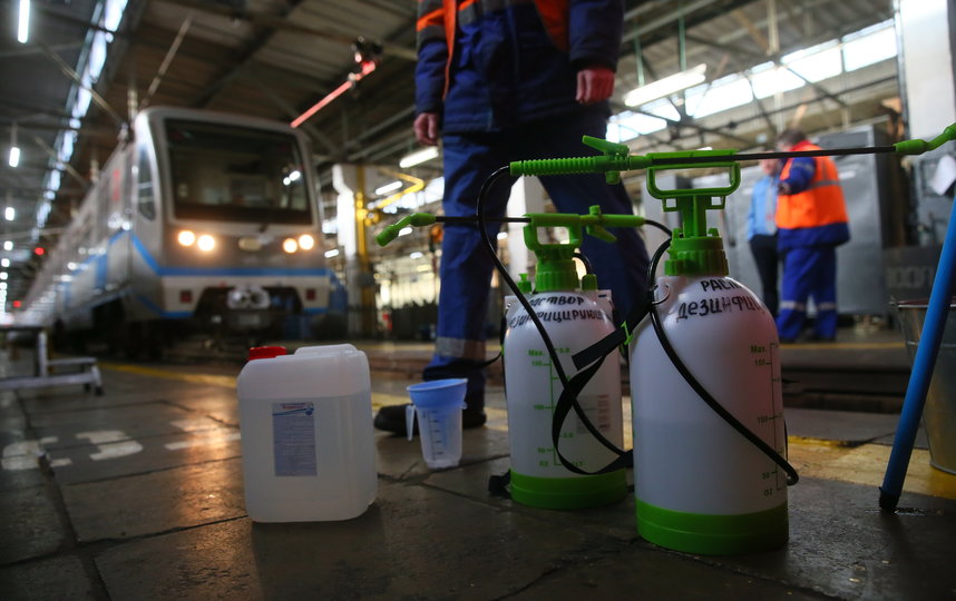 Обработку станций столичного метро проводят раз в два часа. Фото Василий Кузьмичёнок