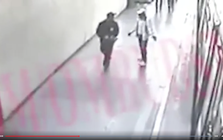 Опубликовано новое видео с места убийства полицейского в Москве