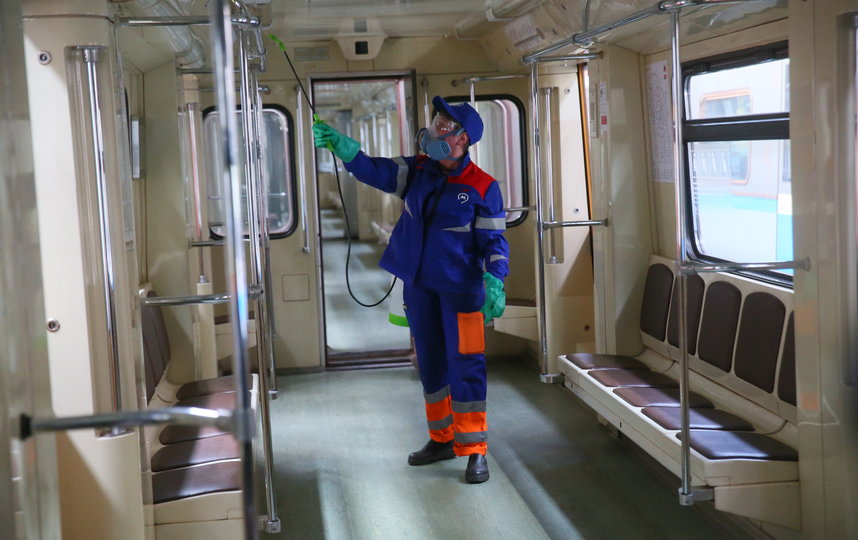 Обработку станций столичного метро проводят раз в два часа. Фото Василий Кузьмичёнок