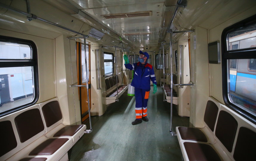 Обработку станций столичного метро проводят раз в два часа. Фото Василий Кузьмичёнок