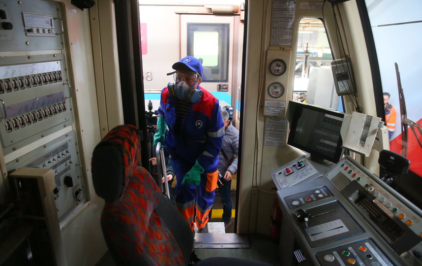 Обработку станций столичного метро проводят раз в два часа. Фото Василий Кузьмичёнок