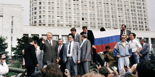 19 августа 1991 года на танке Борис Ельцин и его охрана под командованием Александра Коржакова и Виктора Золотова.
