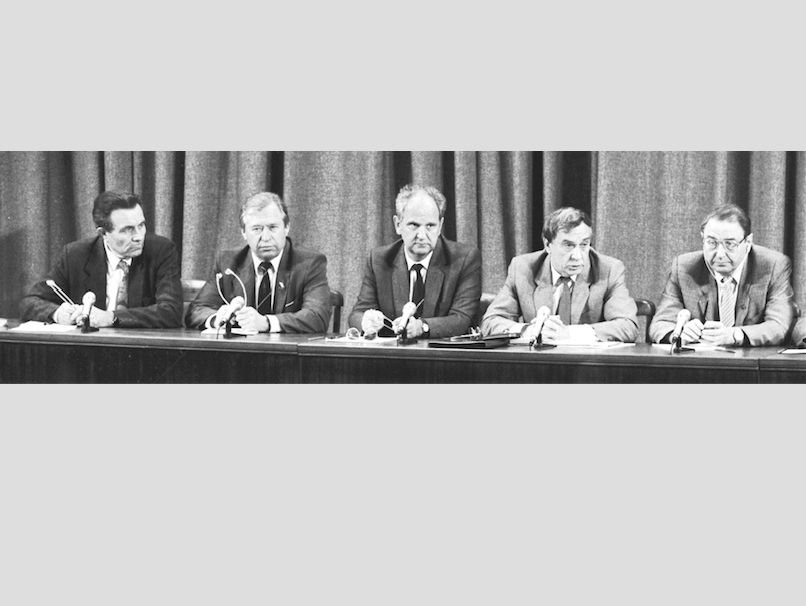 На этом снимке – олицетворение ГКЧП: те пятеро, кто дал знаменитую пресс-конференцию об отстранении президента СССР Горбачёва от власти. Сегодня никого из участников переворота уже нет в живых. Фото РИА Новости