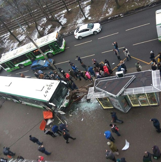 Фото с места ДТП на Сходненской в Москве. Фото Instagram/nbelova0726