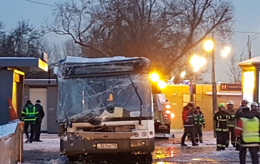 Спасатели вытащили автобус. Фото Василий Кузьмичёнок