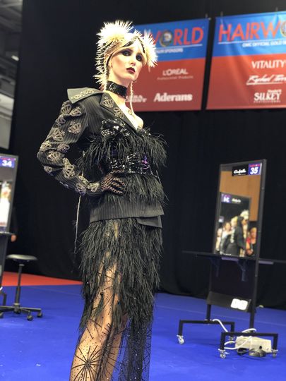 Образ модели-королевы дополнили пиджак с коронами и татуировка Queen на плече. Фото Диана Габитова