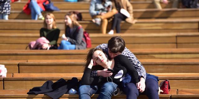 Мы прошлись по паркам и узнали, кому повезло оказаться "на свободе" и вдоволь искупаться в лучах весеннего солнышка.