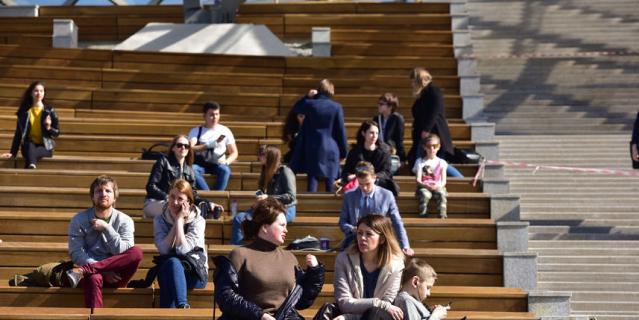 Мы прошлись по паркам и узнали, кому повезло оказаться "на свободе" и вдоволь искупаться в лучах весеннего солнышка.