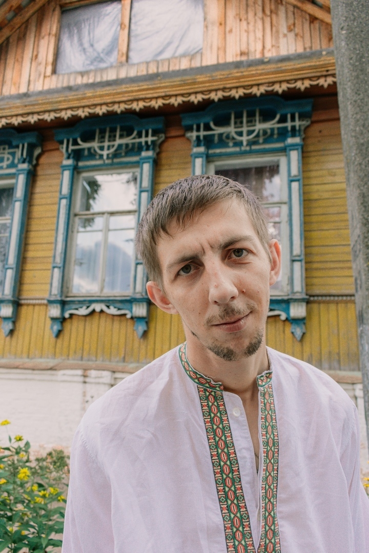 Волонтёр из Клинцов Евгений восстанавливал облик старинного дома. Фото vk.com/tomfest_klincy