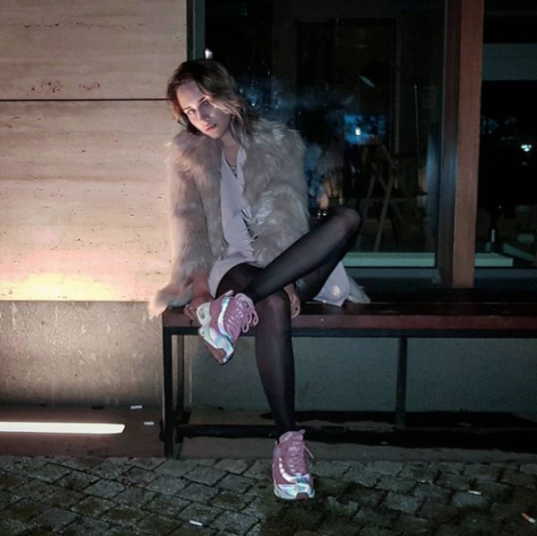 Скриншот с официальной страницы погибшей в соцсети instagram.com/inthecarbehind/.