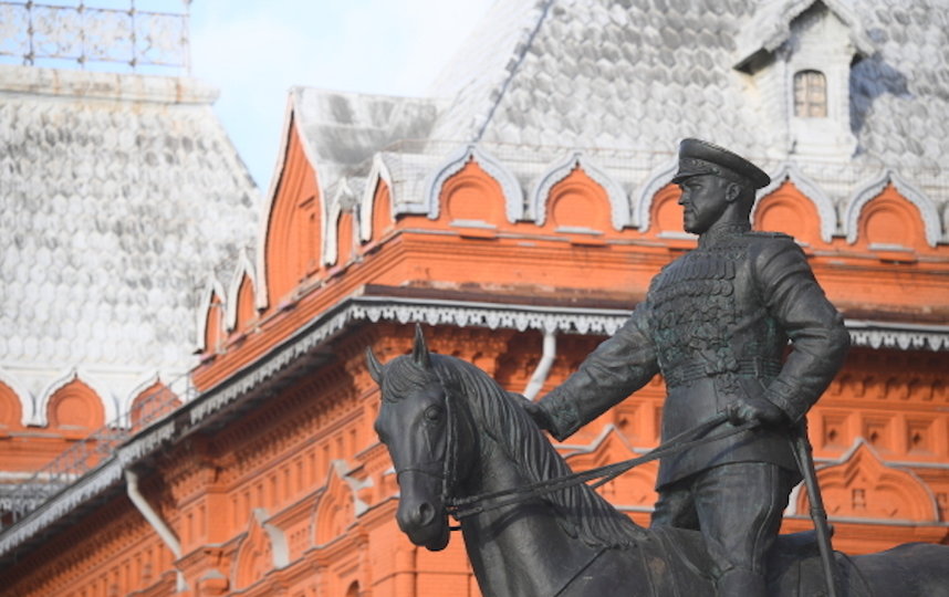 Памятник Жукову вернули на Манежную площадь после реставрации