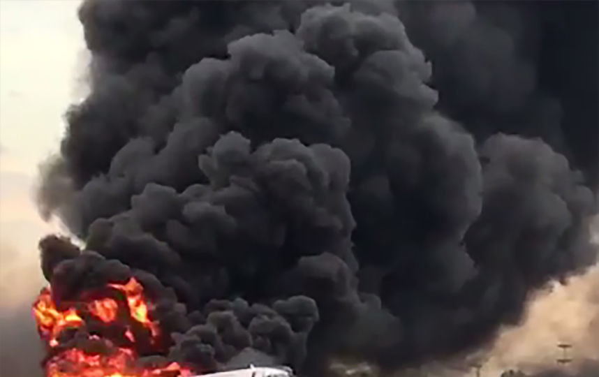 Вечером 5 мая в аэропорту "Шереметьево" загорелся самолет рейса Москва-Мурманск. Фото AFP