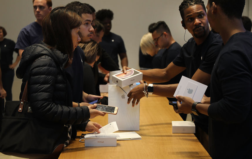 Первый день продаж новой линейки iPhone в США. Фото AFP