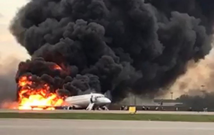 Пассажиры Sukhoi Superjet 100 сняли на видео начало пожара на борту