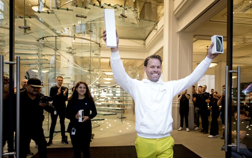 Первый день продаж новой линейки iPhone в Нидерландах. Фото AFP