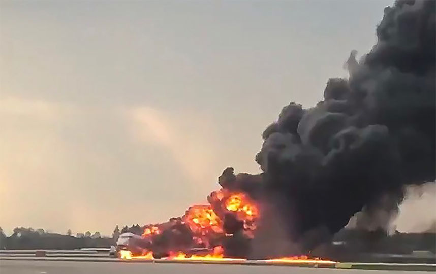 Вечером 5 мая в аэропорту "Шереметьево" загорелся самолет рейса Москва-Мурманск. Фото AFP