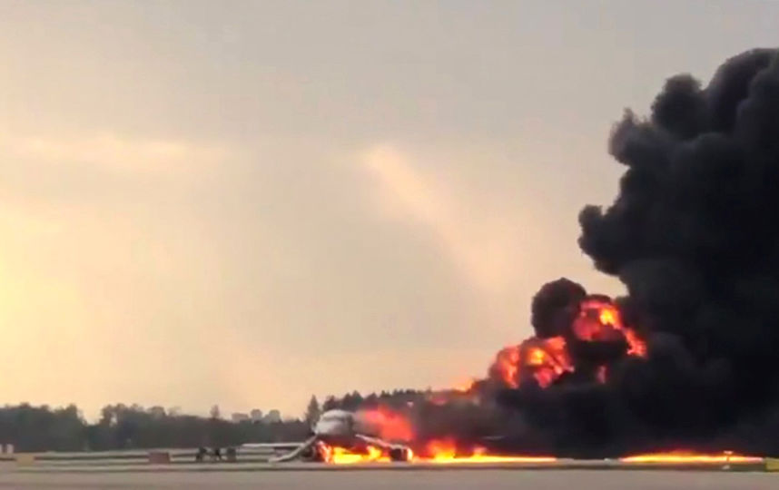 Вечером 5 мая в аэропорту "Шереметьево" загорелся самолет рейса Москва-Мурманск. Фото AFP