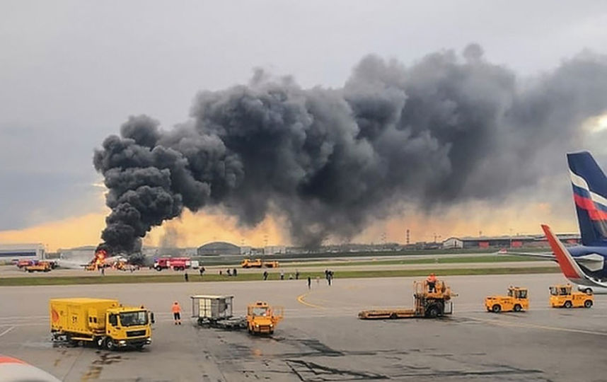 Вечером 5 мая в аэропорту "Шереметьево" загорелся самолет рейса Москва-Мурманск. Фото AFP