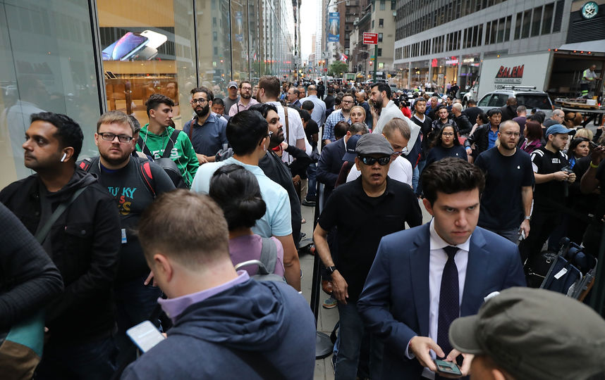 Первый день продаж новой линейки iPhone в США. Фото AFP