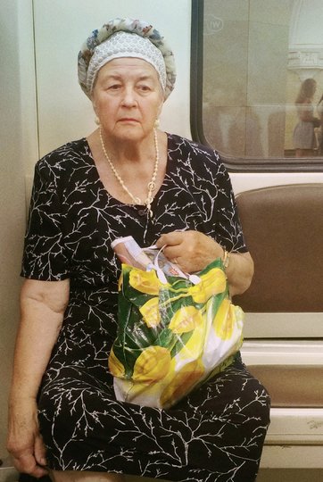 Главная героиня рассказа Татьяны Пушкарёвой "Таганская" – задумчивая и немного печальная бабушка Анна Степановна. Сын вдруг решил перевезти её в Калифорнию, но она никак не может проститься с Московским метрополитеном, с которым связана вся её жизнь, в котором она встретила будущего мужа и который любит всем сердцем с первой поездки. Фото Света Темникова