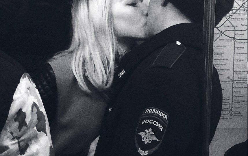 Рассказ "Октябрьское Поле" Ольги Головиной – это эмоциональная, сложная и немного трагичная история об отношениях между мужчиной и женщиной. Герой фото, полицейский, не может признаться своей девушке в том, что хочет принять решение, которое разрушит все их совместные планы на жизнь. Собственная нерешительность терзает его, но он ничего не может с этим поделать. Фото Света Темникова