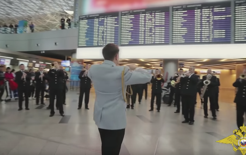 Полицейские устроили новогодний флешмоб в аэропорту Внуково. Видео