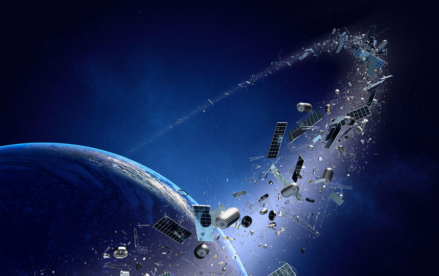 Фрагменты отработавших своё аппаратов вращаются вокруг планеты. Фото iStock