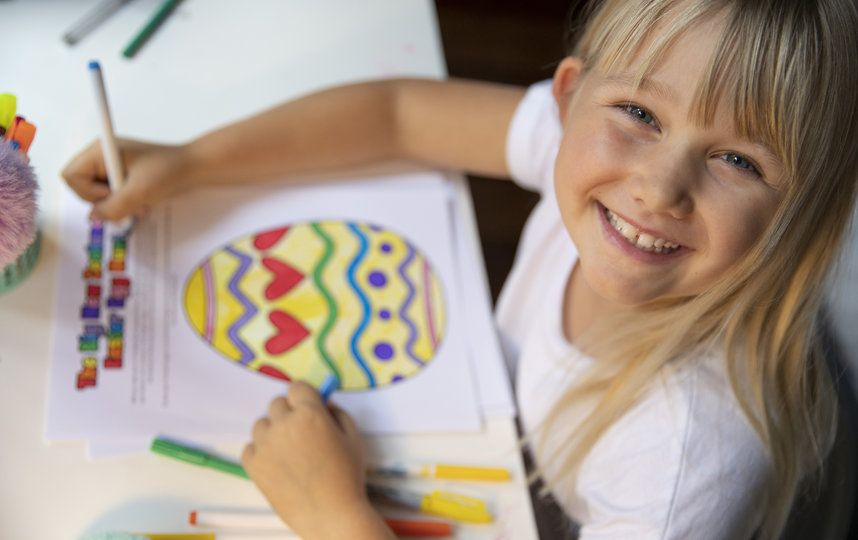 Пасхальные яйца в окнах. Фото Getty