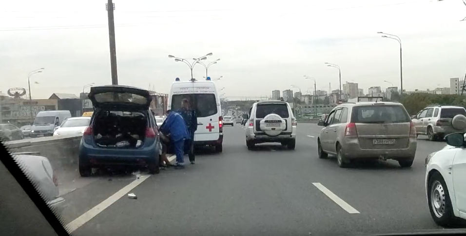На востоке Москвы столкнулись три легковых автомобиля. Фото скриншот "Вконтакте"