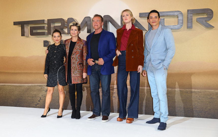 Наталия Рейес, Линда Хэмилтон, Арнольд Шварценеггер, Маккензи Дэвис и Гэбриел Луна. Фото Getty