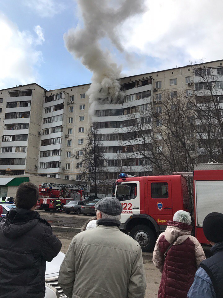 При пожаре в двух квартирах на востоке Москвы спасены восемь человек
