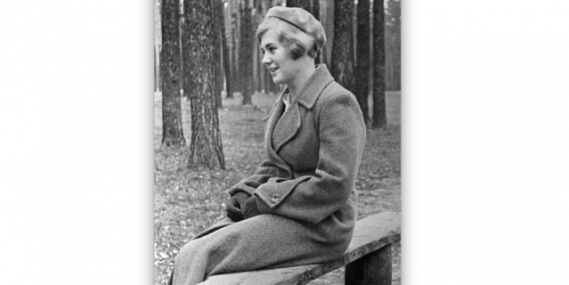 Вера Волошина в парке в 1940 году.