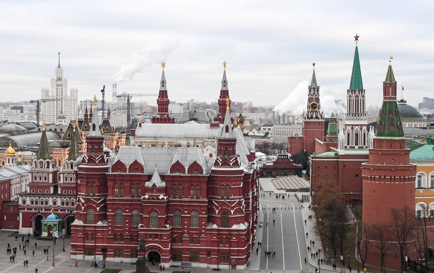 Без снега Москва пока не останется. Фото AFP
