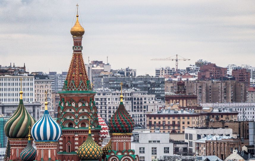 Без снега Москва пока не останется. Фото AFP