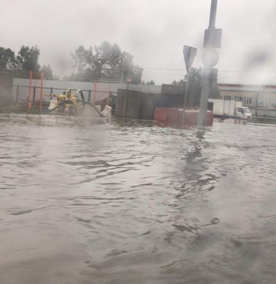 Потоп на подъезде к Шереметьево. Фото скриншот: instagram.com/vladagordina/