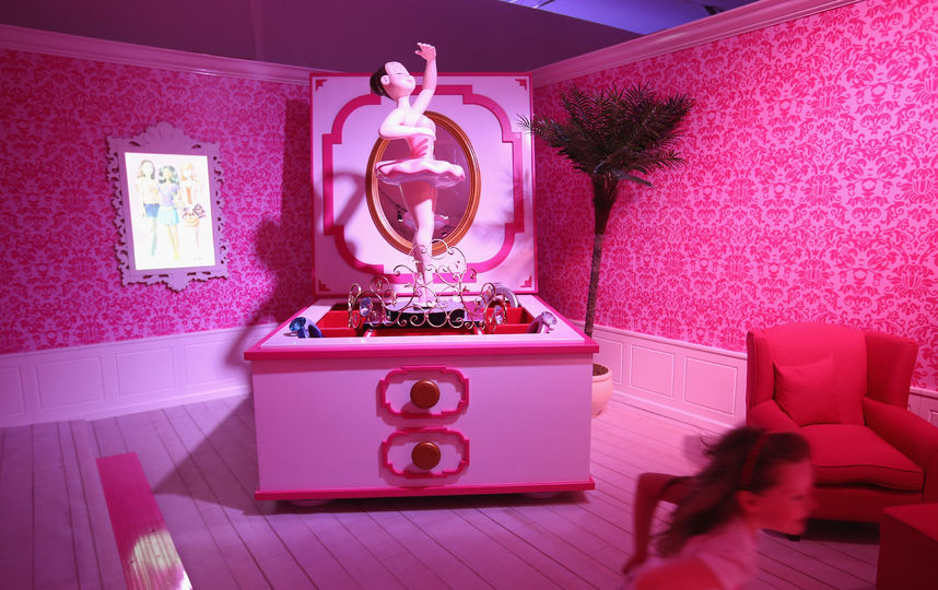 В своей книге Стил рассказывает, как розовый цвет обрёл свой гендер и почему сейчас это не "женский" цвет, но цвет равенства. Фото Getty