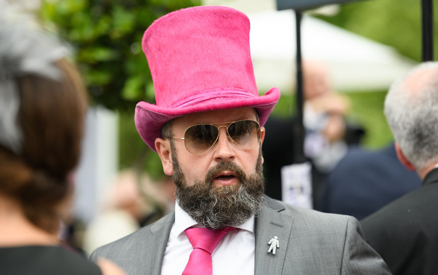 В XXI веке розовый цвет вновь вошёл в мир мужской моды. Фото Getty