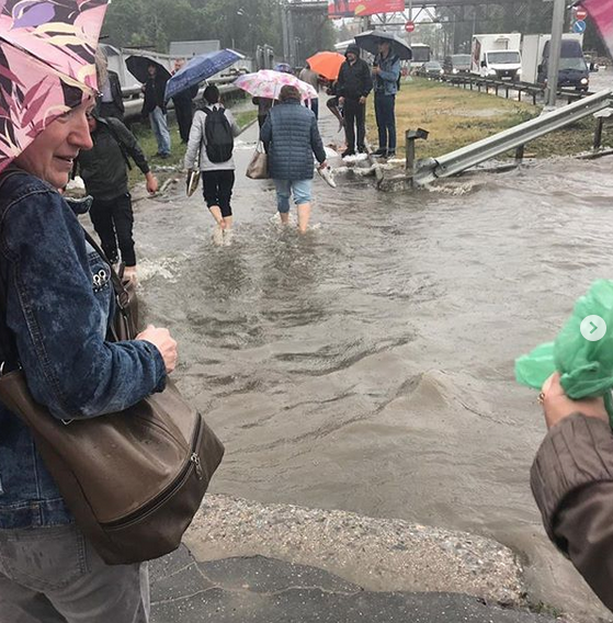 Потоп на подъезде к Шереметьево. Фото скриншот: instagram.com/vladagordina/