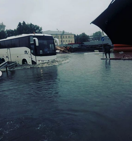 Потоп на подъезде к Шереметьево. Фото скриншот: instagram.com/dianadesignstudio/