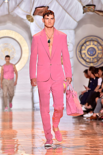 В XXI веке розовый цвет вновь вошёл в мир мужской моды. Фото Getty