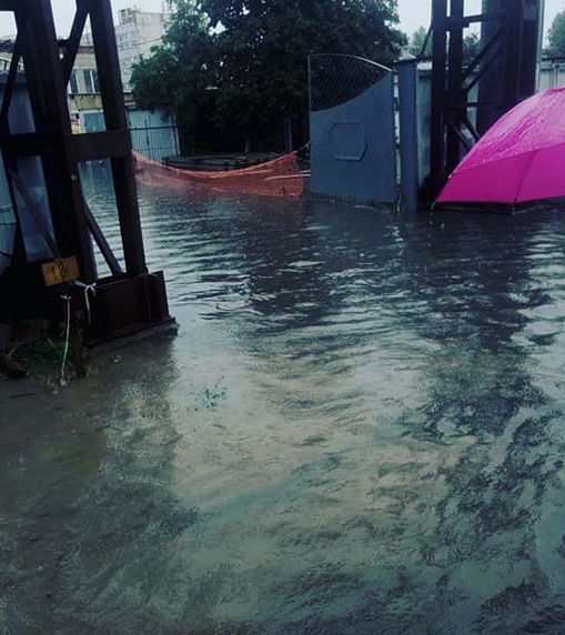 Потоп на подъезде к Шереметьево. Фото скриншот: instagram.com/dianadesignstudio/