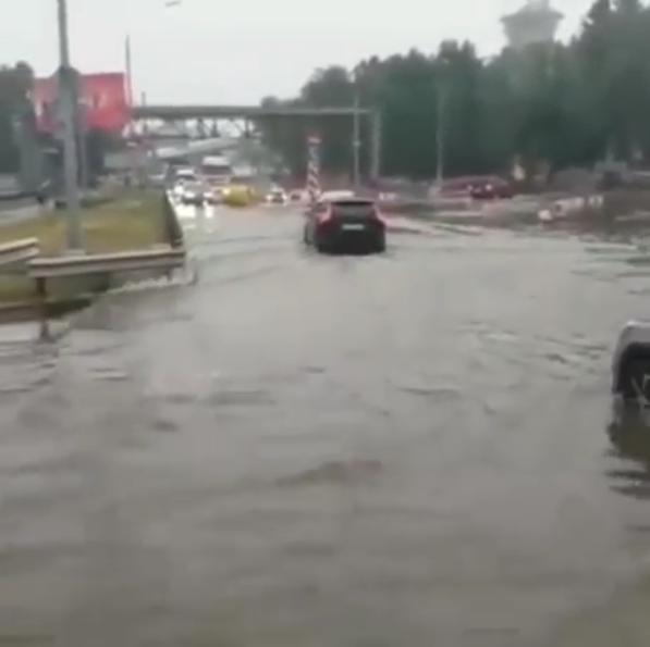 Потоп на подъезде к Шереметьево. Фото скриншот: instagram.com/sokolovnikolaytv/