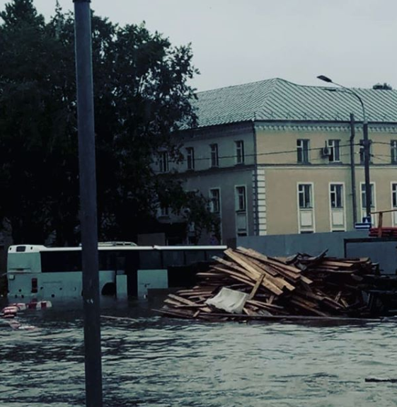 Потоп на подъезде к Шереметьево. Фото скриншот: instagram.com/dianadesignstudio/