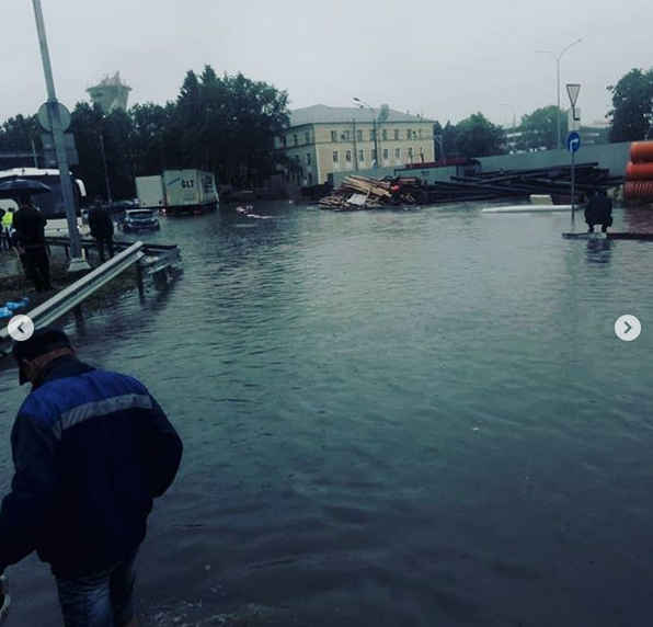 Потоп на подъезде к Шереметьево. Фото скриншот: instagram.com/dianadesignstudio/