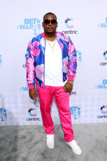 В XXI веке розовый цвет вновь вошёл в мир мужской моды. Фото Getty