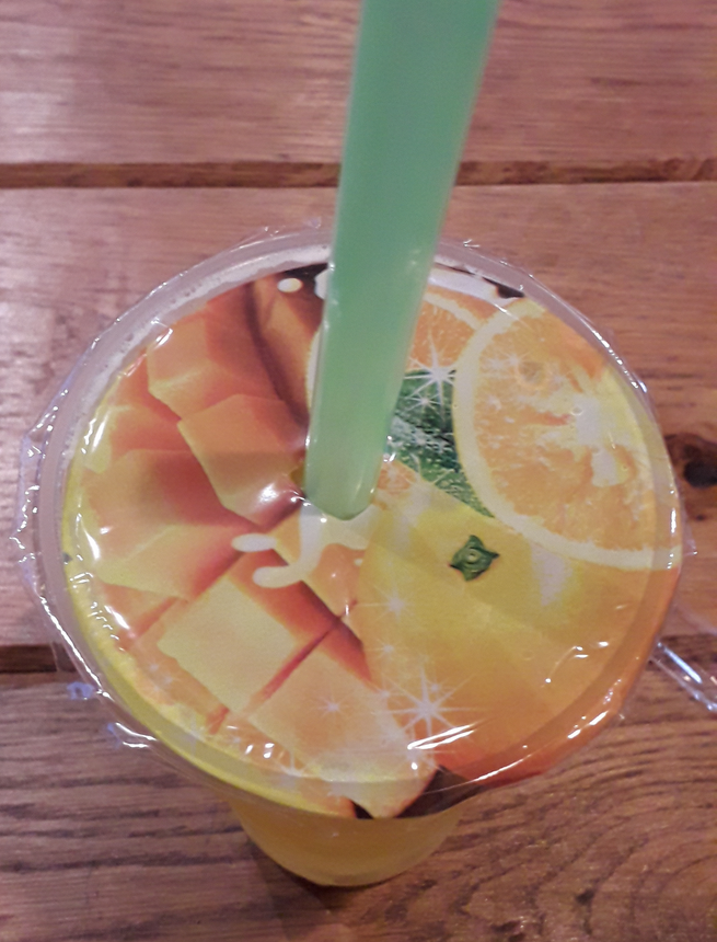 Чайный коктейль с ягодами личи. Фото Мария Позина, "Metro"