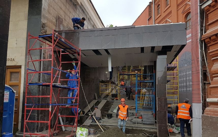 Реконструкция перехода от "Театральной" на Никольскую улицу в Москве близка к завершению