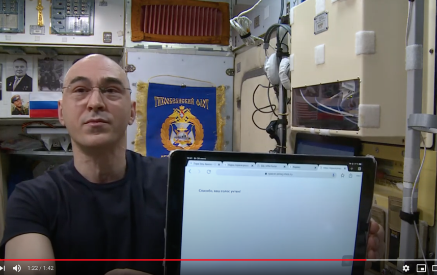 Российский космонавт Анатолий Иванишин показал на видео процесс голосования с борта МКС